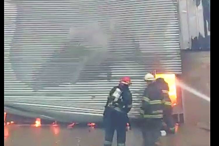 Unas veinte dotaciones de bomberos trabajaban esta tarde para combatir el feroz incendio que se desato esta tarde en un depósito de perteneciente a la firma STC Logística ubicado en la localidad de Victoria en el partido de San Fernando. Estiman que la extinción total puede demandar varias horas de trabajo. Unas veinte dotaciones de bomberos trabajaban esta tarde para combatir el feroz incendio que se desato esta tarde en un depósito de perteneciente a la firma STC Logística ubicado en la localidad de Victoria en el partido de San Fernando. Estiman que la extinción total puede demandar varias horas de trabajo.