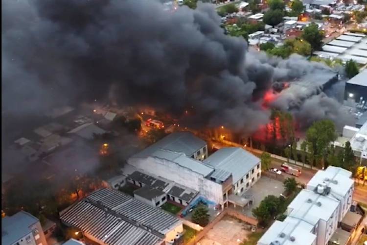 Controlan el incendio de gran magnitud de un depósito en San Fernando