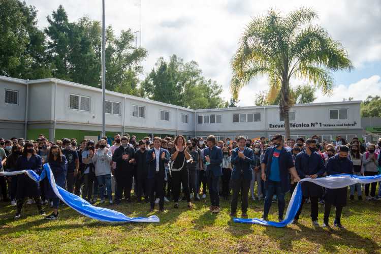 Kicillof participó de la inauguración de las obras de renovación total de una escuela del Delta de San Fernando