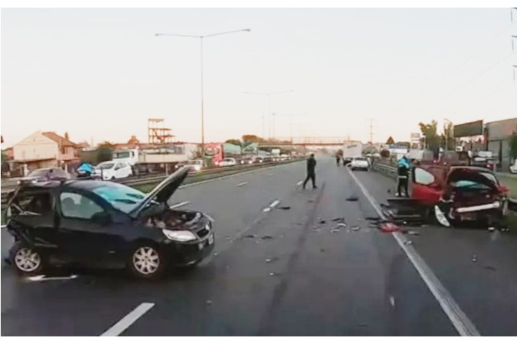 Choque múltiple en la autopista Panamericana con dos heridos en Pacheco