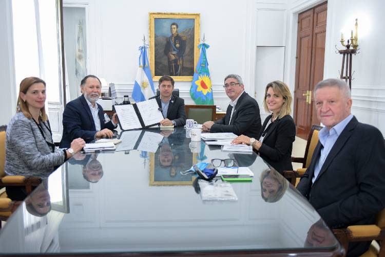 Axel Kicillof, junto al ministro de Desarrollo Agrario, Javier Rodríguez, firmó un memorando de entendimiento con el representante de la Organización de las Naciones Unidas para la Alimentación y la Agricultura (FAO)