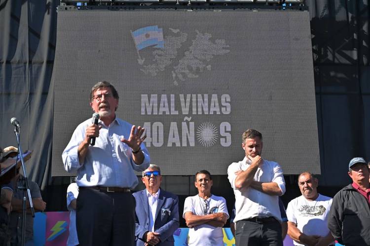Sileoni junto a 700 estudiantes de escuelas primarias de Pilar conmemoraron los 40 años de Malvinas