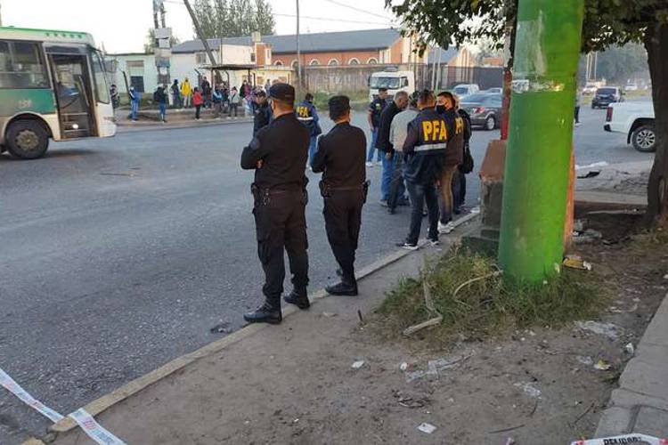 Asesinan de dos balazos a un policía Federal cuando esperaba el colectivo en José C. Paz