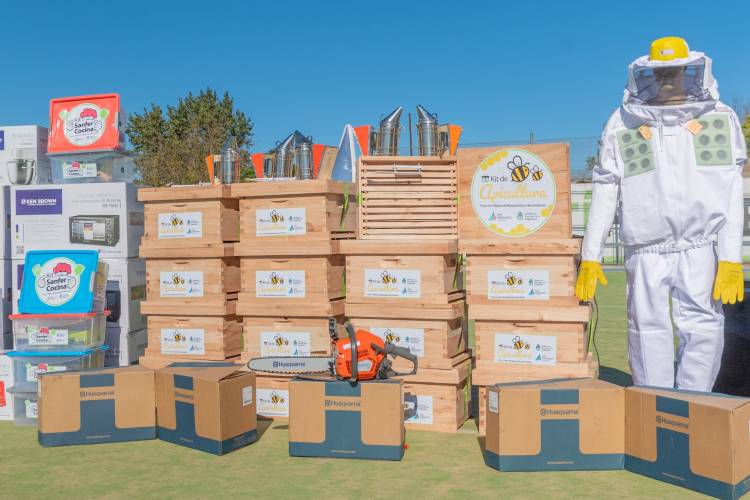 Entregaron kits de apicultura y cocina a emprendedores de San Fernando