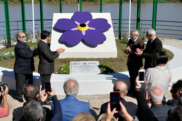 Julio Zamora inauguró la Plazoleta Armenia y el Monumento “Nomeolvides”