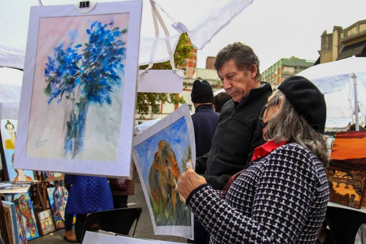 Gustavo Posse visitó el Paseo de las Artes en Martínez