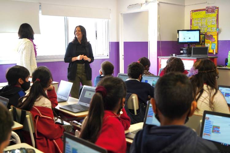 Soledad Martínez, acompañó a los docentes y alumnos en una de las clases de programación en la Escuela Municipal Primaria Manuel Dorrego.  
