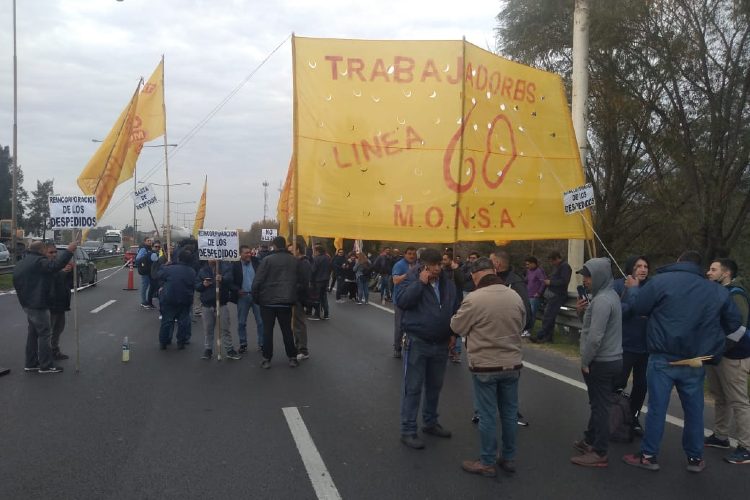 Trabajadores de la línea 60 protestaron en la Panamericana ramal Campana en rechazo a un despido