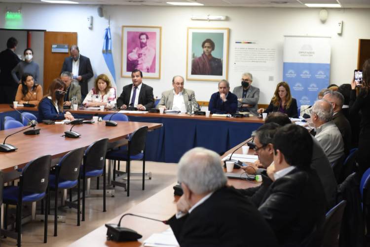 Dictamen de mayoría en comisión de diputados a proyecto de reforma de la Ley de Compre Argentino Dictamen de mayoría en comisión de diputados a proyecto de reforma de la Ley de Compre Argentino
