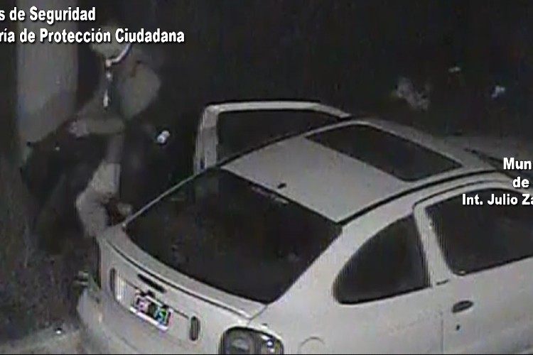 Las cámaras de Tigre registraron a hombre que robaba pertenencias de un vehículo