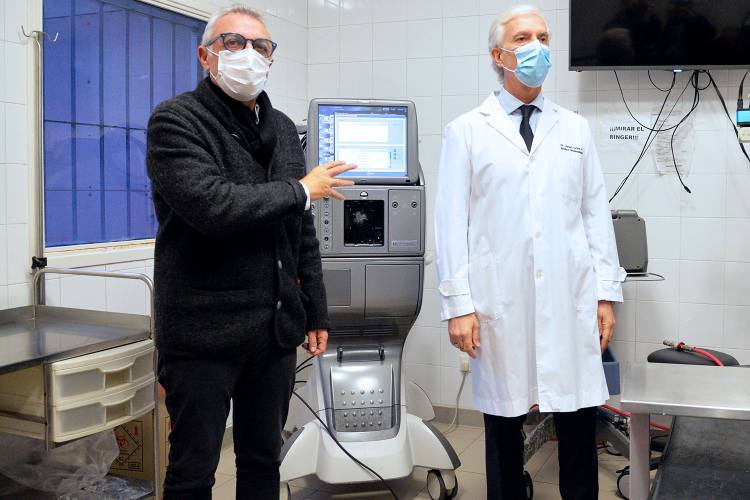 Julio Zamora presentó un equipo de última generación para cirugías de alta complejidad en el Hospital Oftalmológico Dr. Ramón Carrillo.