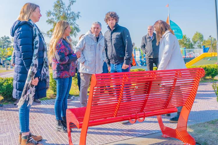 Ni una Menos: se presentó un Banco Rojo contra la violencia de género y un Tótem de Seguridad. Ni una Menos: se presentó un Banco Rojo contra la violencia de género y un Tótem de Seguridad.