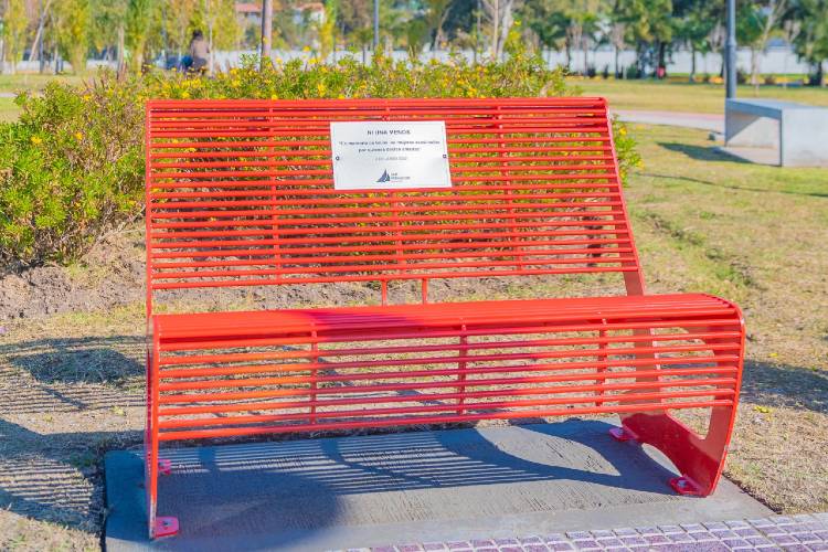 Ni una Menos: se presentó un Banco Rojo contra la violencia de género y un Tótem de Seguridad. Ni una Menos: se presentó un Banco Rojo contra la violencia de género y un Tótem de Seguridad.