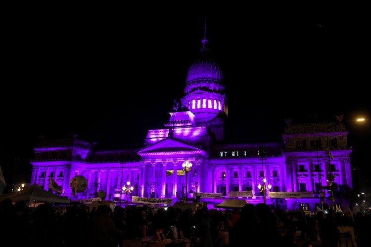El Congreso se iluminó de violeta para conmemorar los siete años del primer “Ni una Menos”