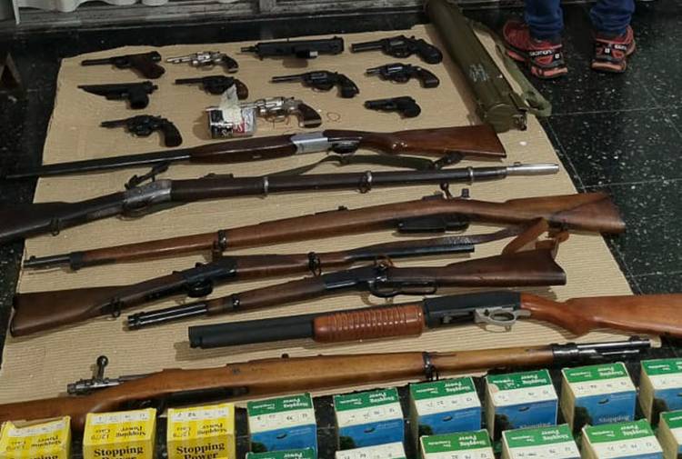 Vendía armas por internet y lo detienen con un arsenal en San Isidro Vendía armas por internet y lo detienen con un arsenal en San Isidro