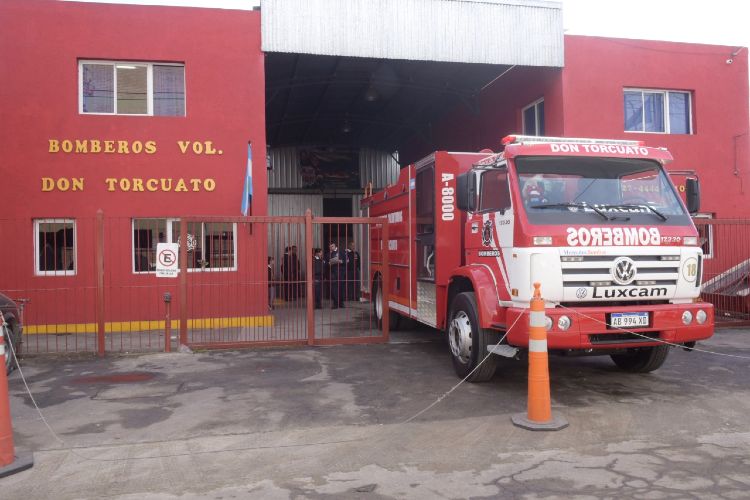 Los Bomberos Voluntarios de Don Torcuato inauguraron un autobomba 0 km