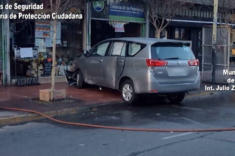 Auto fuera de control se metió dentro de un local en Tigre