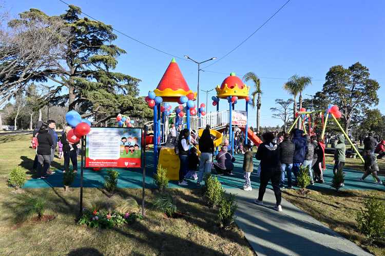 Julio Zamora inauguró la senda aeróbica y familiar “El Castillo” en Ricardo Rojas Julio Zamora inauguró la senda aeróbica y familiar “El Castillo” en Ricardo Rojas
