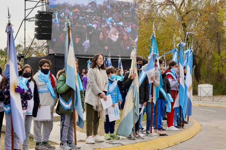 Soledad Martínez acompañó a los alumnos de Vicente López en la Promesa a la Bandera