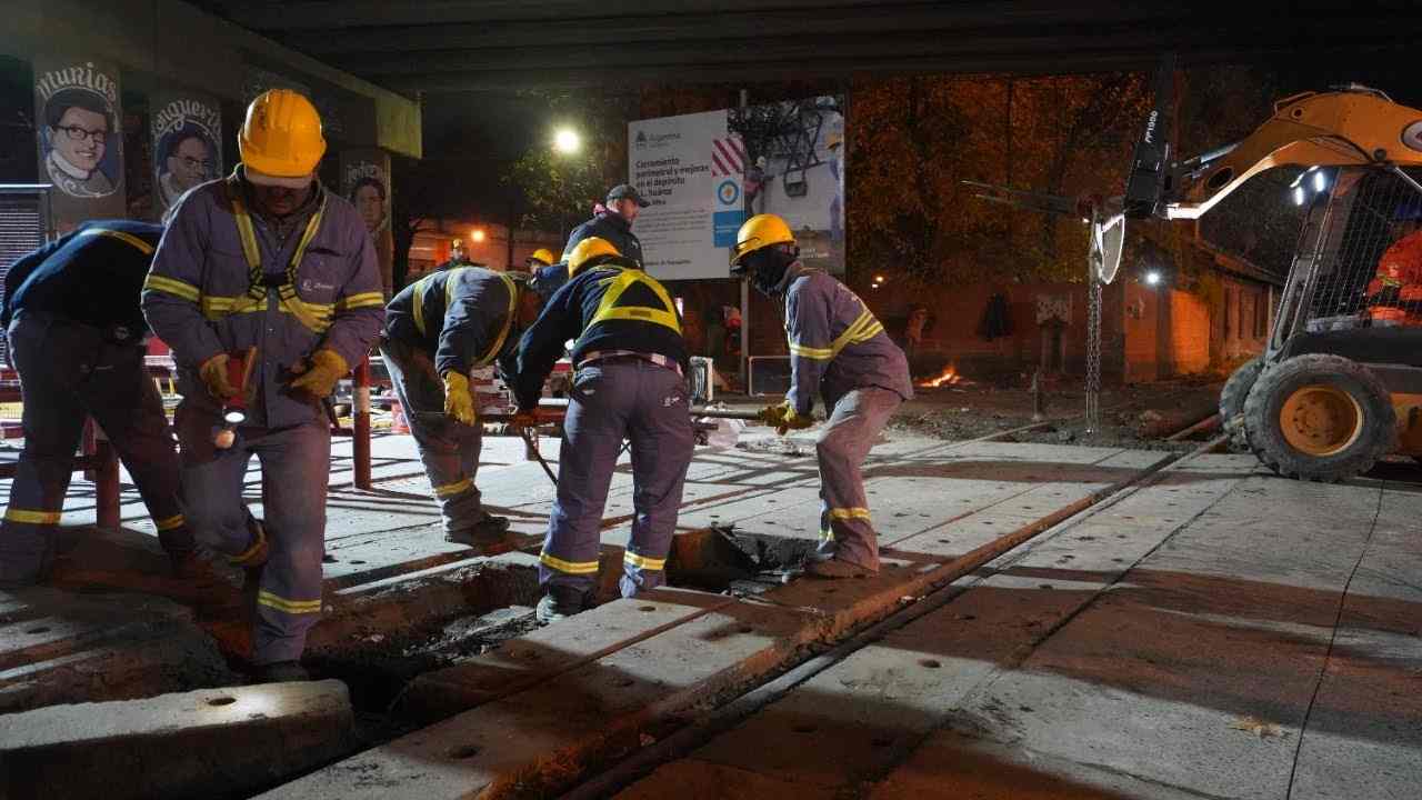 Avanza la renovación de Vías eléctricas en Estación José León Suárez Avanza la renovación de Vías eléctricas en Estación José León Suárez