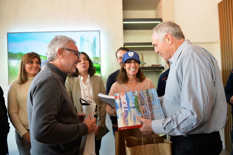 Julio Zamora y el embajador de EEUU en la despedida de los atletas del Club Hacoaj que participarán en los Juegos Macabeos 2022 Julio Zamora y el embajador de EEUU en la despedida de los atletas del Club Hacoaj que participarán en los Juegos Macabeos 2022