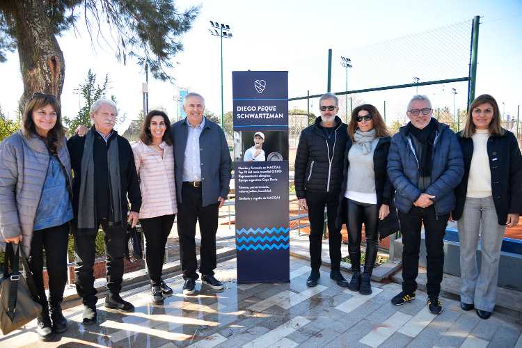 Julio Zamora y el embajador de EEUU en la despedida de los atletas del Club Hacoaj que participarán en los Juegos Macabeos 2022