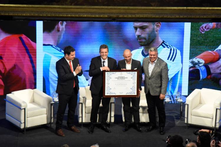 Javier Mascherano fue distinguido con la mención “Juan Bautista Alberdi” en la Cámara de Diputados Javier Mascherano fue distinguido con la mención “Juan Bautista Alberdi” en la Cámara de Diputados