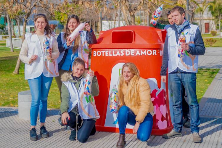 Instalaron 5 nuevas campanas para “Botellas de Amor” en San Fernando 