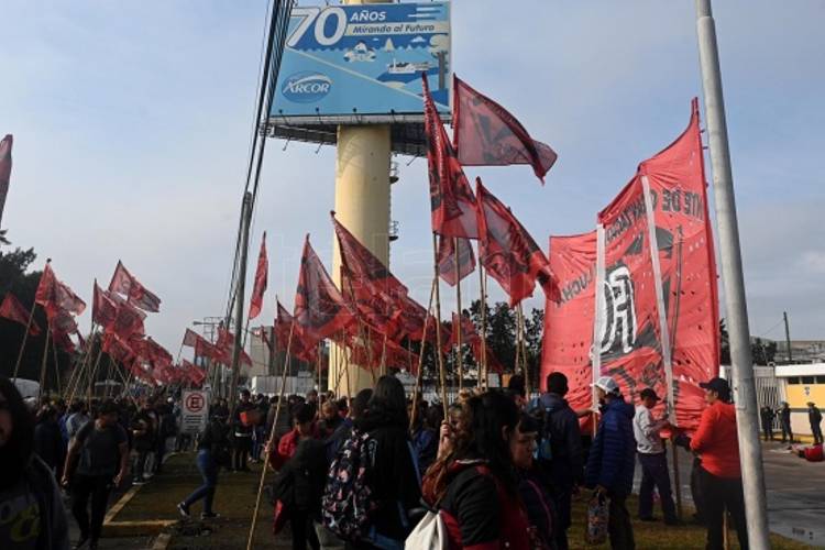 Levantaron el acampe frente a la empresa Arcor en El Talar Levantaron el acampe frente a la empresa Arcor en El Talar