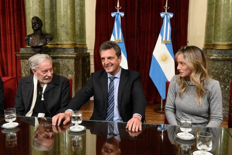Malena Galmarini y Sergio Massa distinguieron al Ballet de Miguel Ángel Saravia, destacado vecino de Tigre. Malena Galmarini y Sergio Massa distinguieron al Ballet de Miguel Ángel Saravia, destacado vecino de Tigre.