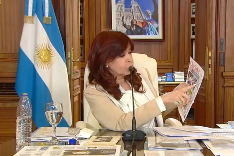 Cristina Kirchner le respondió a Caputo: “No es el primero de su familia que intenta hacerme callar