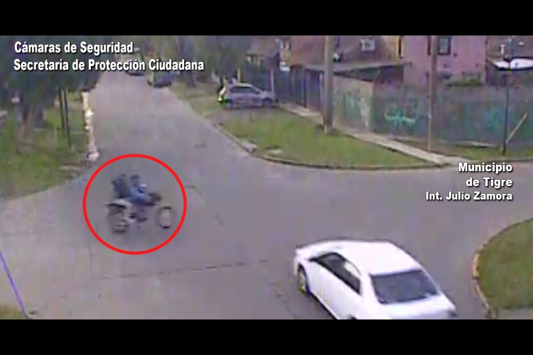 Impactante choque entre un auto y una moto en Don Torcuato