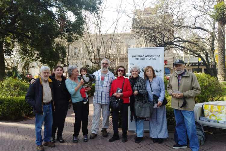 San Fernando: Suelta de poemas en la Plaza Mitre en conmemoración del nacimiento de Borges.