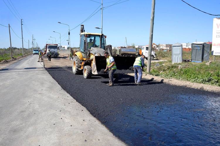 Tigre continúa con las obras de asfalto sobre la Av. Italia en Nuevo Delta