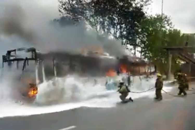 Se incendió un colectivo en Acceso Norte altura Tigre sin que se registraran heridos