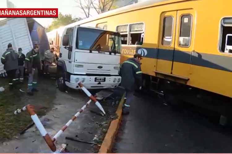 Un chofer resultó herido tras el choque de un tren y un camión en Villa Bosch