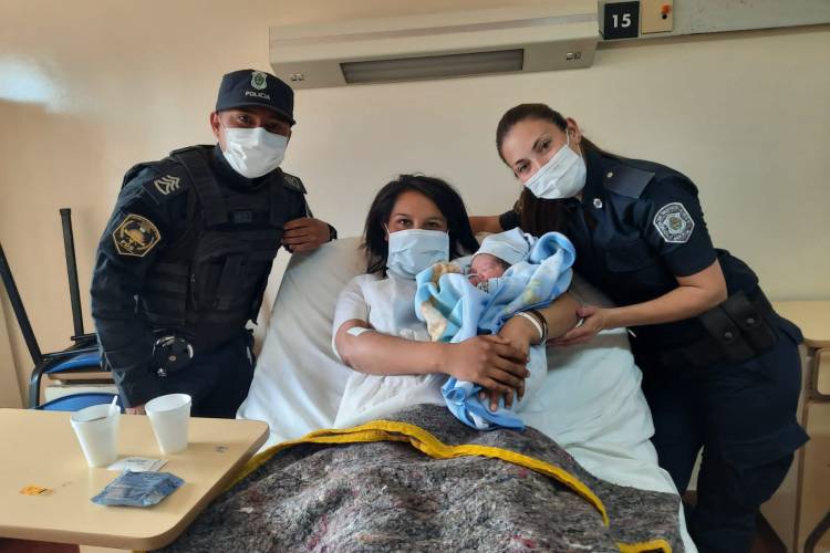 Policías de Merlo ayudaron a dar a luz a una mujer