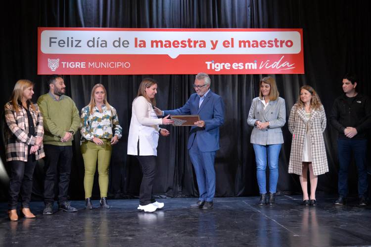 El intendente Julio Zamora homenajeó a docentes de Tigre en un emotivo acto en el Museo de la Reconquista