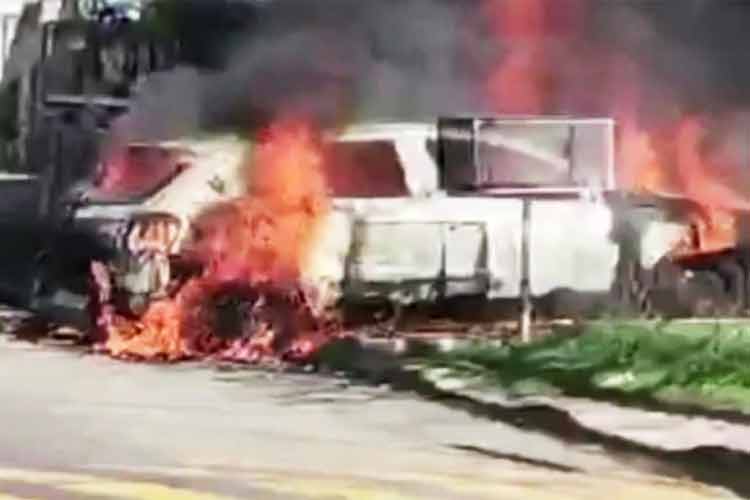 Una mujer incendió el auto de su expareja en San Fernando