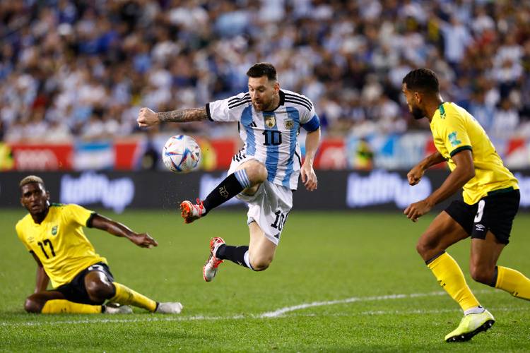 Argentina, con una ráfaga de Messi cerró su preparación premundialista venciendo a Jamaica