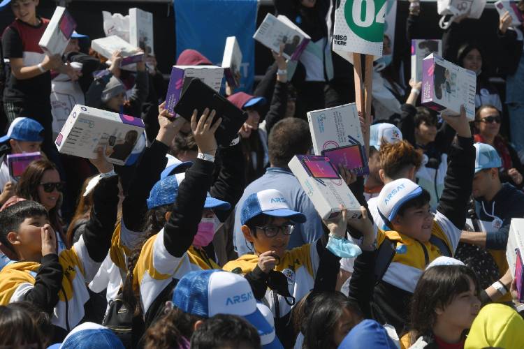 Enacom entregó más de 1500 tablets a alumnos de Tigre