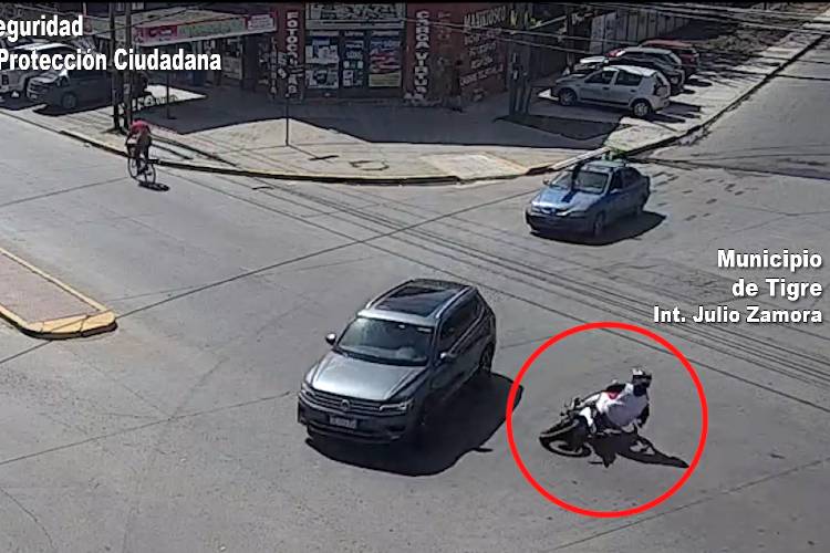 Asisten a un motociclista tras impresionante choque en Benavidez