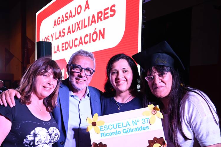 Julio Zamora agasajó a más de 800 auxiliares de la educación pública por su labor diaria