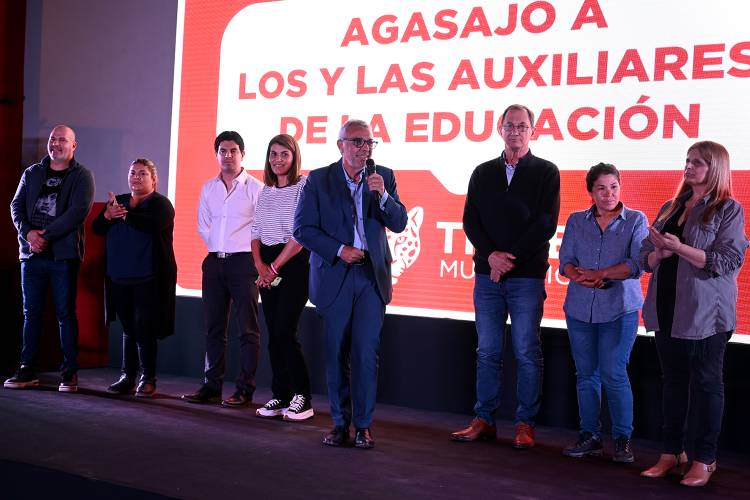 Julio Zamora agasajo a más de 800 auxiliares de la educación pública por su labor diaria Julio Zamora agasajo a más de 800 auxiliares de la educación pública por su labor diaria