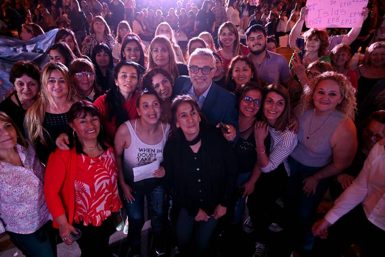 Julio Zamora agasajo a más de 800 auxiliares de la educación pública por su labor diaria Julio Zamora agasajo a más de 800 auxiliares de la educación pública por su labor diaria