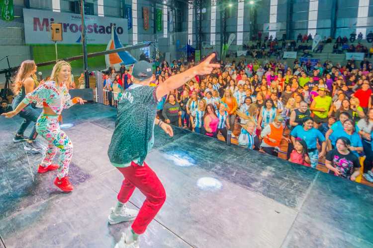 Jésica Cirio dirigió una Masterclass de Zumba de la que participaron cientos de vecinos