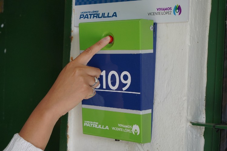 La intendenta de Vicente López, Soledad Martínez, verificó el funcionamiento del botón de alerta instalado en el Club Sarmiento de Olivos