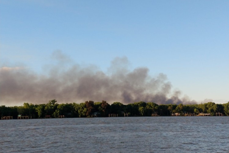 Incendio en el Delta de San Fernando vista desde el puerto de Escobar