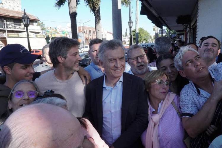 Mauricio Macri recorrió el centro de Pacheco junto a Segundo Cernadas