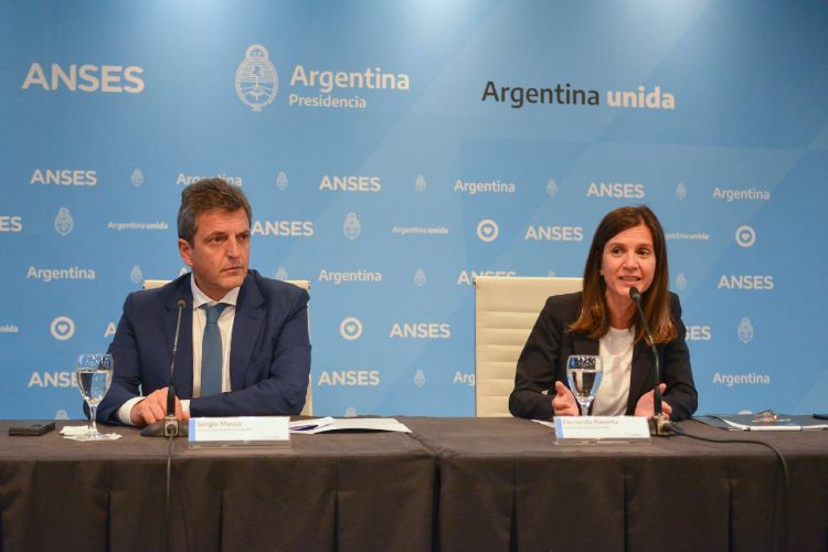  directora ejecutiva de ANSES, Fernanda Raverta, y el ministro de Economía, Sergio Massa